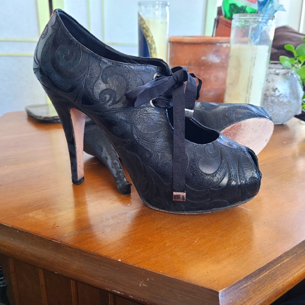 Black peep toe high heeled lace up booties size38